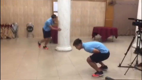 Cầu thủ bị sút vào chỗ hiểm khi giằng lấy bóng