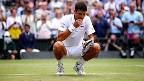 Djokovic ăn cỏ trên sân sau khi vô địch Wimbledon 2019