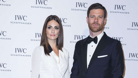 Ngày Crouch mê tít vợ của Xabi Alonso