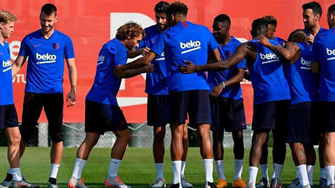 De Jong và Griezmann 'tái mặt' vì màn chào hỏi ở Barca