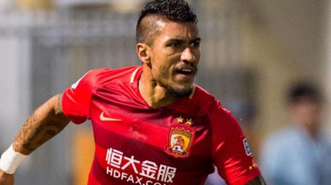 Paulinho lập hat-trick đánh bại đội bóng của HLV Benitez