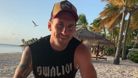 Messi chơi bóng đá bãi biển cùng con trai