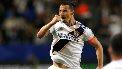 Ibrahimovic lập hat-trick để đời bằng chân phải, chân trái và đầu tại Mỹ