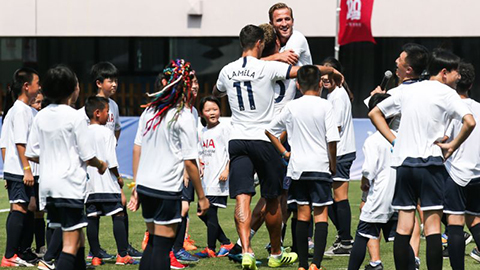 Kane, Lamela và Alli đọ sức với 100 cầu thủ nhí Trung Quốc