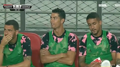 Ronaldo cười khẩy khi bị cầu thủ Hàn Quốc sao chép kiểu ăn mừng