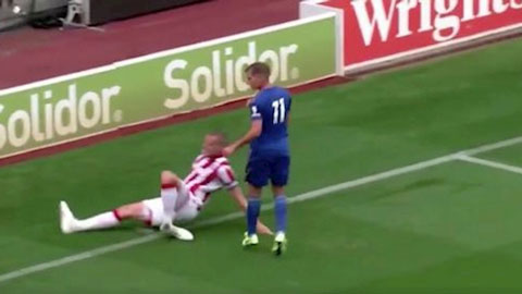 Shawcross gẫy gập chân kinh hoàng