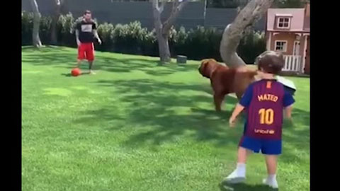 Messi chơi bóng với các con và chú chó đáng yêu