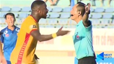 Vung tay ''tát'' đối thủ, Rimario nhận thẻ đỏ trực tiếp đầy cay đắng
