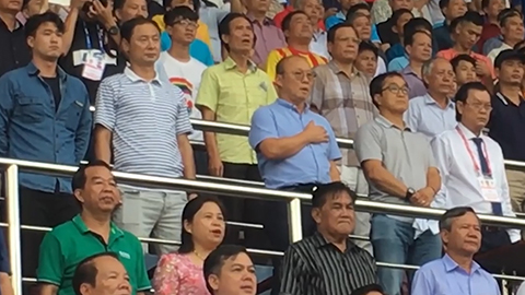 HLV Park Hang Seo hát Quốc ca Việt Nam trên sân Thiên Trường