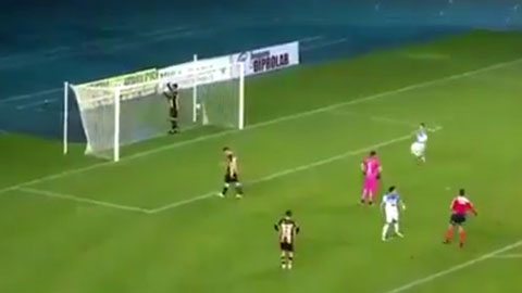 Pha phản lưới khó tin của cầu thủ vô danh