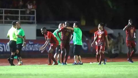 Phản đối trọng tài, đội bóng Thái chuyền cho đối thủ, chắp tay đi bộ