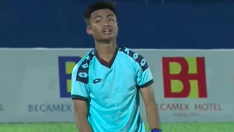 Tiền vệ U18 Brunei làm thủ môn, tái hiện hình ảnh Quế Ngọc Hải ngày nào