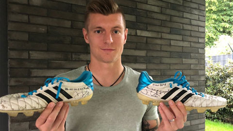 Tại sao Kroos thường dùng giày chơi bóng giống nhau trong 6 năm