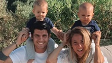 Con trai Morata chưa biết đi đã tập đá bóng