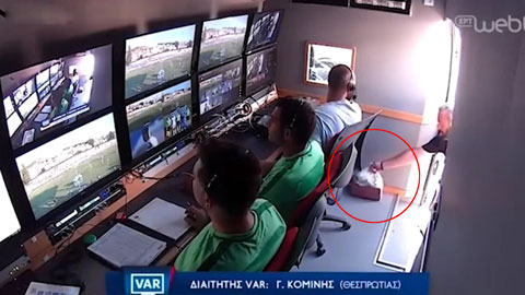 Trọng tài VAR mang bữa tối vào phòng khi trận đấu đang diễn ra