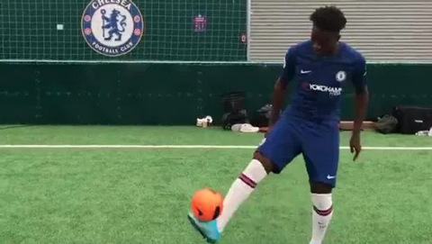 Hudson-Odoi phô diễn kỹ năng siêu dị sau khi hồi phục chấn thương