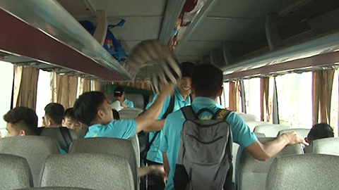 Xuân Trường đánh Văn Hậu ‘te tua’ trên xe bus