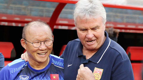 HLV Park Hang Seo xúc động ôm thầy cũ Guus Hiddink