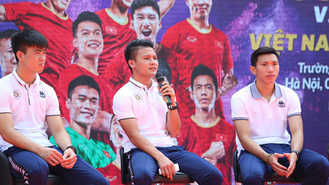 Quang Hải và các cầu thủ Hà Nội FC khiến hàng nghìn học sinh phát cuồng