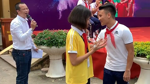 Nữ sinh 'tỏ tình' thành công Quang Hải giữa sân trường