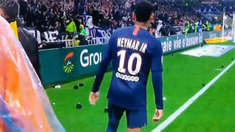 CĐV Lyon thóa mạ, ném rác vào Neymar