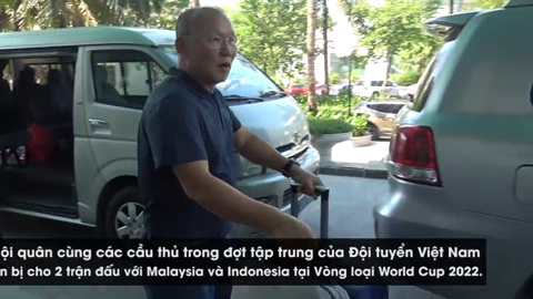 Thầy Park ôm đồ cùng học trò trong ngày đầu tiên tập trung