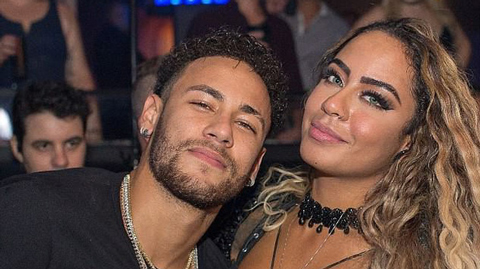 Neymar đánh mất mình trong phòng thay đồ vì em gái