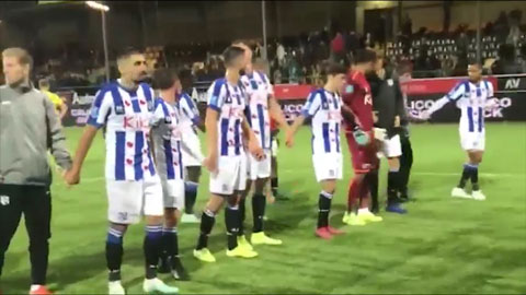 Văn Hậu tri ân cổ động viên Heerenveen sau trận thắng 3-0
