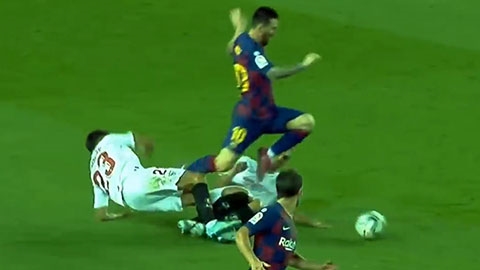Messi đi bóng khiến 2 cầu thủ Sevilla đâm vào nhau