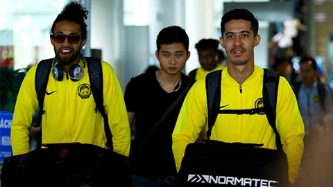 Dàn cầu thủ Malaysia đổ bộ Hà Nội, chuẩn bị đối đầu Việt Nam