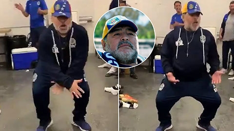 Maradona nhảy bá đạo trong phòng thay đồ sau chiến thắng