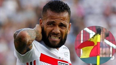 Hy hữu: Dani Alves bị ong đốt ngay trên sân