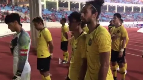 Cầu thủ Malaysia vừa khóc vừa tri ân CĐV