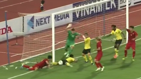 Cầu thủ Malaysia nhận thẻ vì dùng tay chơi bóng (Việt Nam 0-0 Malaysia)