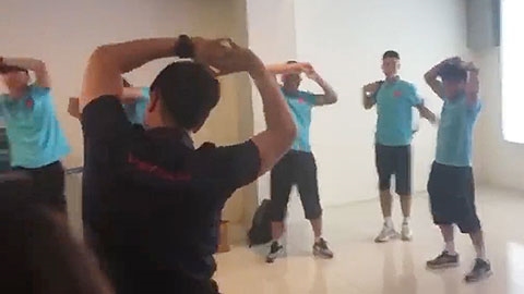 ĐT Việt Nam tập thể dục tại sân bay trước khi lên đường sang Indonesia