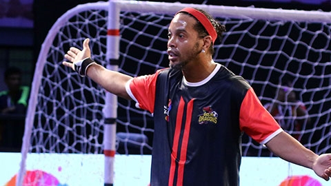 Những pha 'làm xiếc' của Ronaldinho trên sân futsal