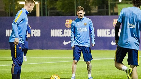 Messi đỡ bóng bằng gót mà không cần nhìn trên sân tập