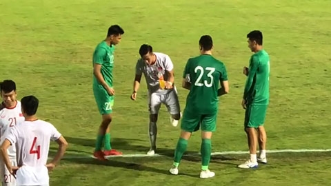 Quế Ngọc Hải dạy đồng đội đá penalty kiểu nhảy chân sáo