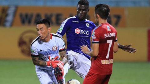 Cận cảnh bàn thắng sai luật của Hà Nội FC khiến TP.HCM muốn bỏ không đá
