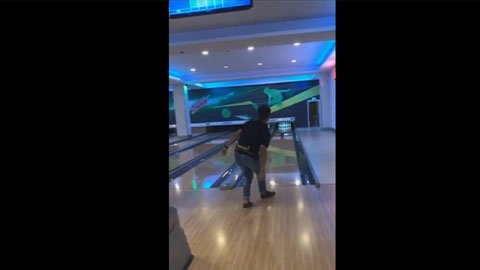 Phan Văn Đức trổ tài ném bowling