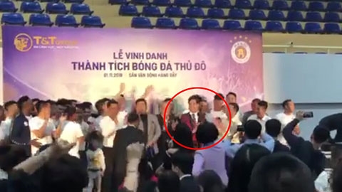 Danh ca Ngọc Sơn hòa mình với Tuấn Hưng trong ngày vui của Hà Nội FC