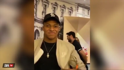  Mbappe trổ tài chơi bóng rổ cực hay