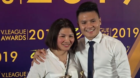 Bố mẹ Quang Hải, Văn Hậu nghẹn ngào trong lễ giao giải V.League Awards