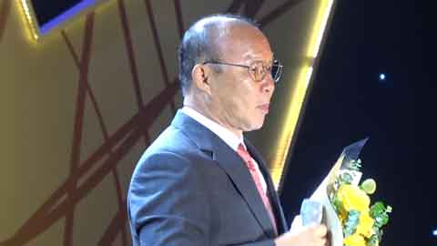 Thầy Park mang hoa tặng vợ khi nhận giải tại AFF Awards