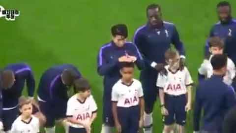 Son Heung -min đốn tim fan khi dùng tay che mưa cho mascot