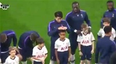 Son Heung -min đốn tim fan khi dùng tay che mưa cho mascot