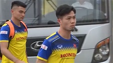 Từ bỏ style 'Đen Vâu', Công Phượng rạng rỡ trong buổi tập đầu tiên với ĐTVN
