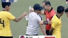 Bác sỹ bị phạt thẻ vì cố tình câu giờ