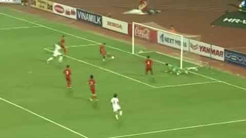 Quang Hải  tung người phá bóng giải nguy (Việt Nam 1-0 UAE)