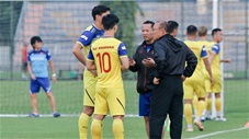 Công Phượng tâm sự rất lâu với thầy Park trước khi tập cực hăng